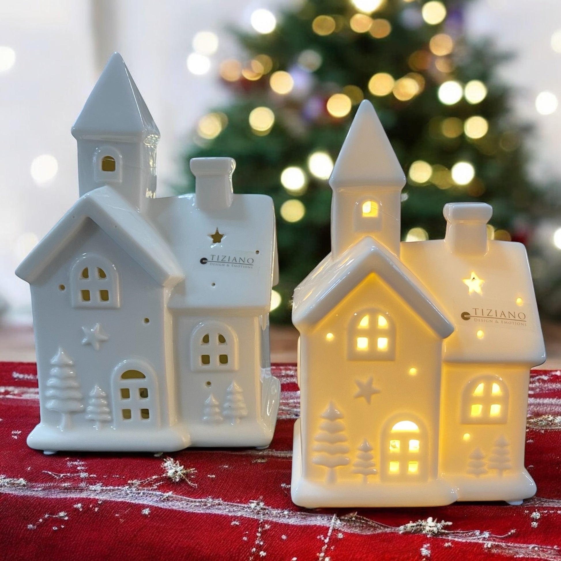 Beleuchtete LED Kirche in zwei verschiedenen Größen vor weißem Hintergrund im Ambiente