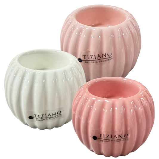 Drei geriffelte Keramikgefäße in Weiß und Rosa mit „TIZIANO Design & Emotions“-Aufdruck sind vor weißem Hintergrund angeordnet.
