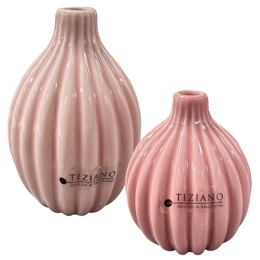 Zwei rosafarbene Keramikvasen mit geriffelter Oberfläche in unterschiedlichen Größen stehen vor weißem Hintergrund.