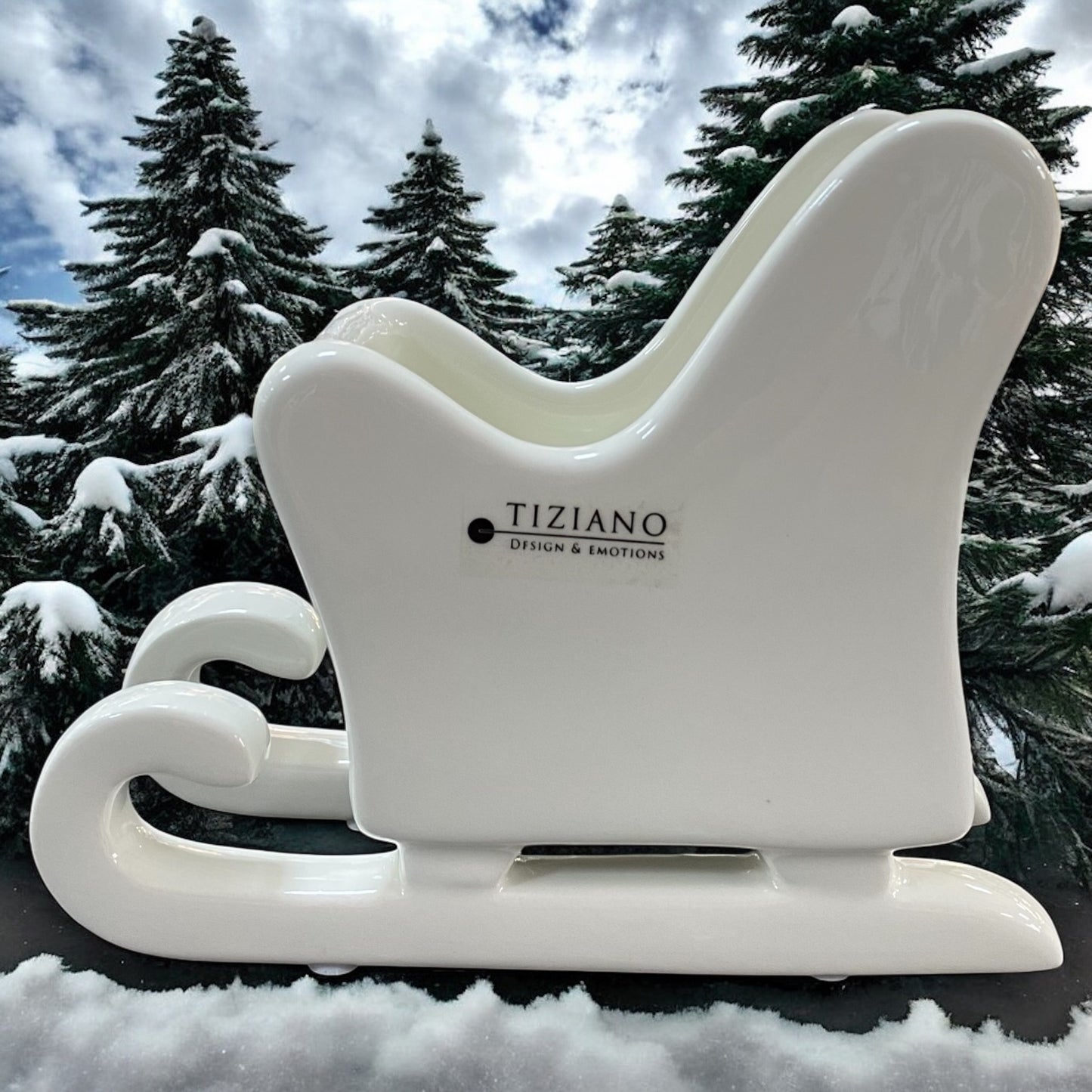 Ein kleiner Keramik Schlitten aus creme weißer Keramik mit Hohlraum zum Bepflanzen oder Teelichthalter von Tiziano im Ambiente