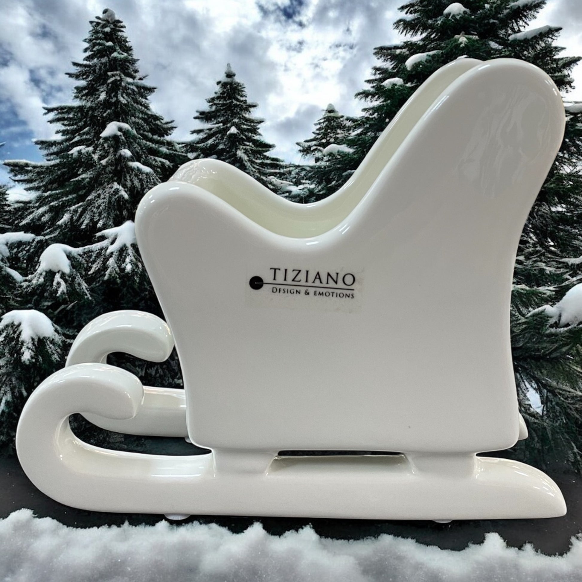 Ein kleiner Keramik Schlitten aus creme weißer Keramik mit Hohlraum zum Bepflanzen oder Teelichthalter von Tiziano im Ambiente