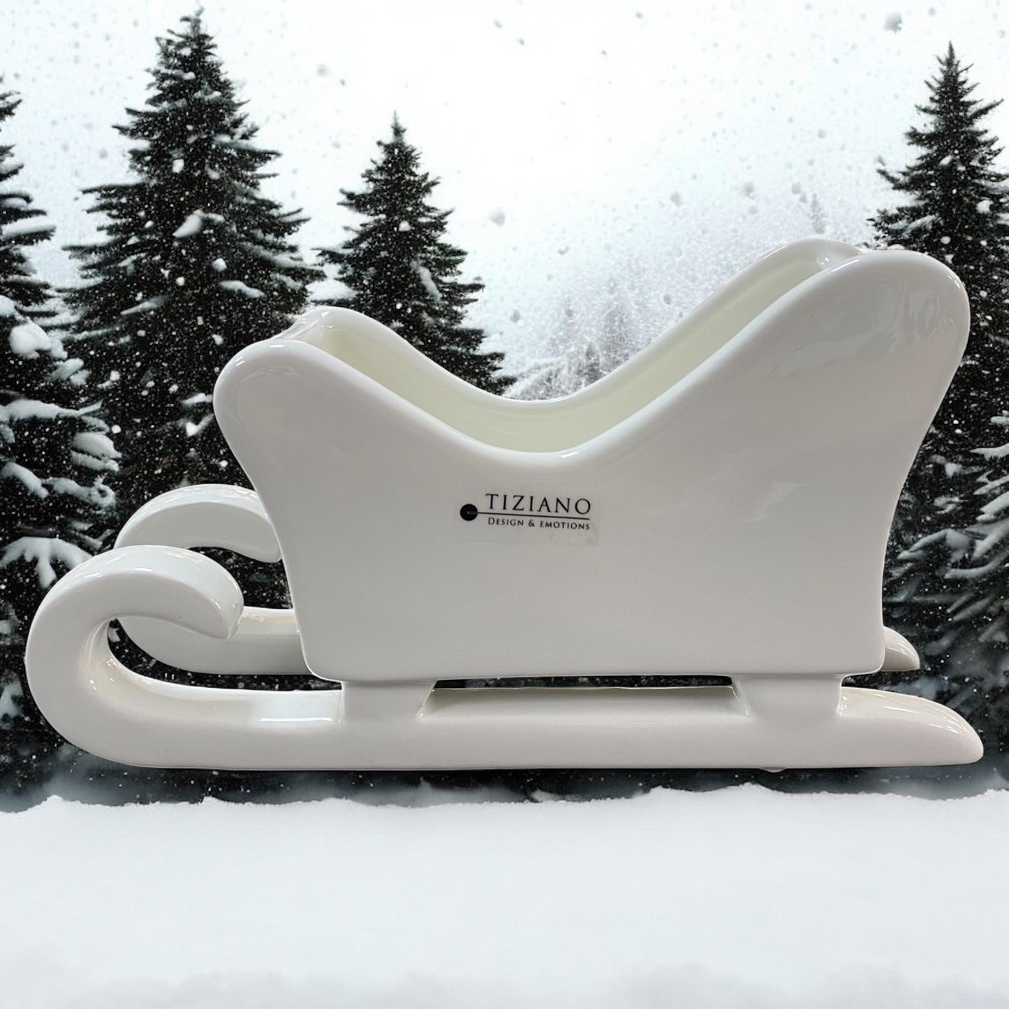 Ein Keramik Schlitten aus creme weißer Keramik mit Hohlraum zum Bepflanzen oder Teelichthalter von Tiziano im Ambiente