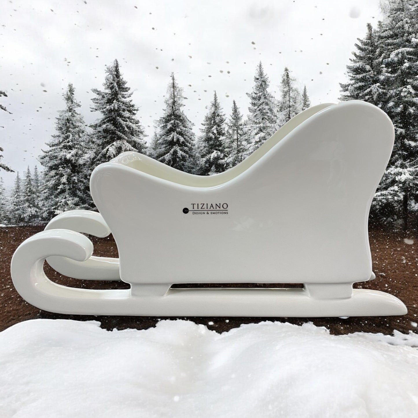 Ein großer Keramik Schlitten aus creme weißer Keramik mit Hohlraum zum Bepflanzen oder Teelichthalter von Tiziano im Ambiente