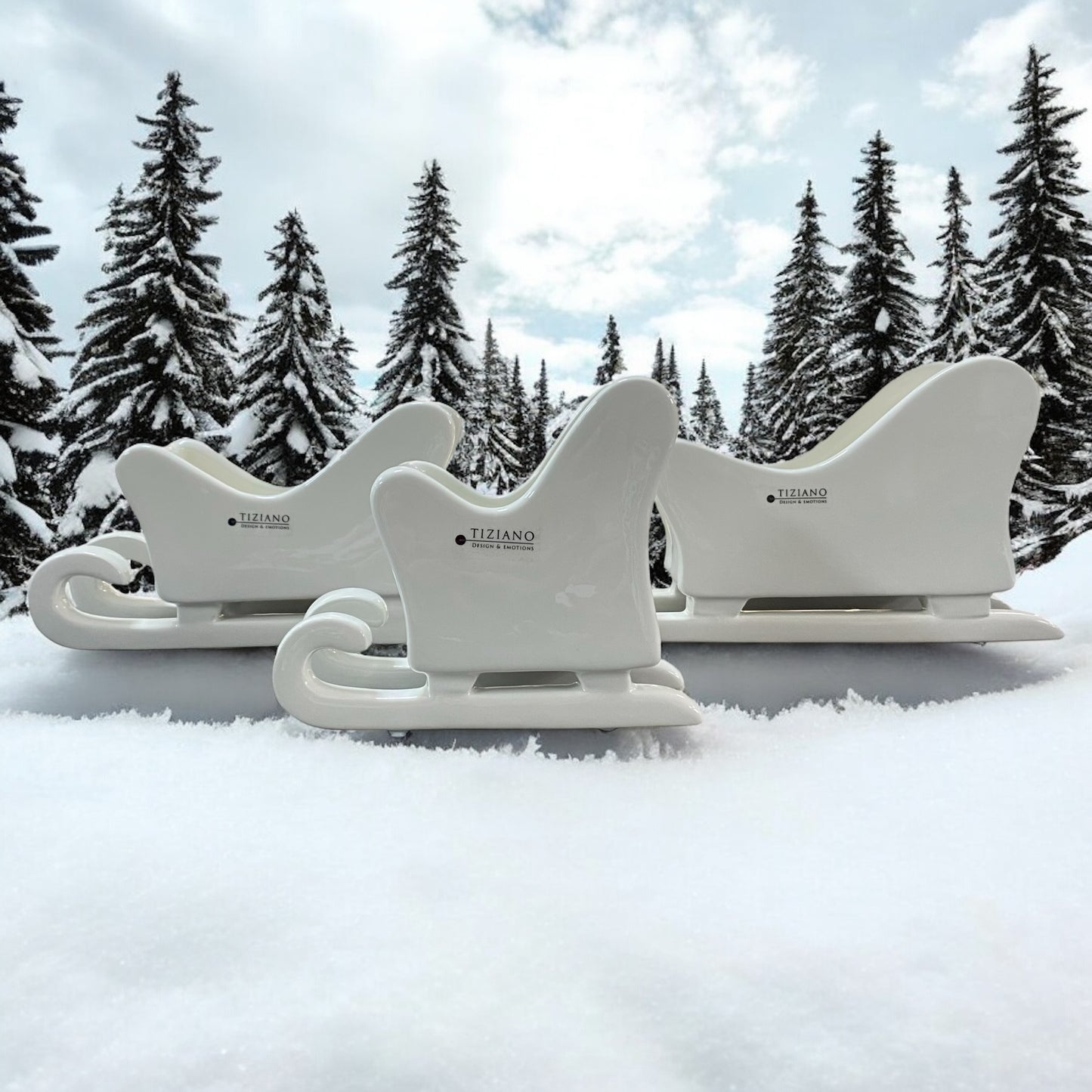 Drei Keramik Schlitten aus creme weißer Keramik mit Hohlraum zum Bepflanzen oder Teelichthalter von Tiziano in drei Größen im Ambiente