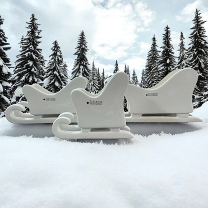 Drei Keramik Schlitten aus creme weißer Keramik mit Hohlraum zum Bepflanzen oder Teelichthalter von Tiziano in drei Größen im Ambiente