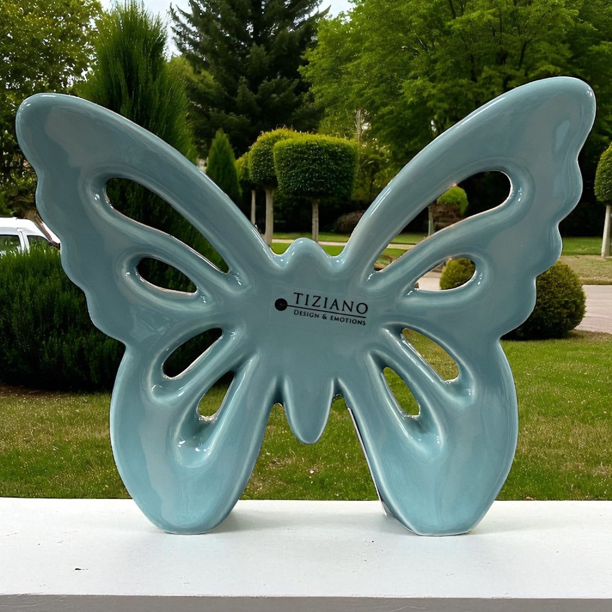 Großer glänzend türkiser Keramik Schmetterling von Tiziano mit filigranen Flügel-Aussparungen im Ambiente