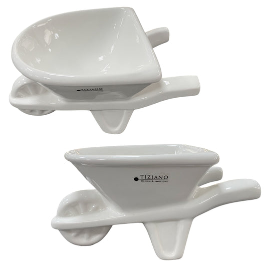 Zwei Tiziano Pflanzschalen in Form einer creme-weißen Keramik Schubkarre mit Rad und Griffen