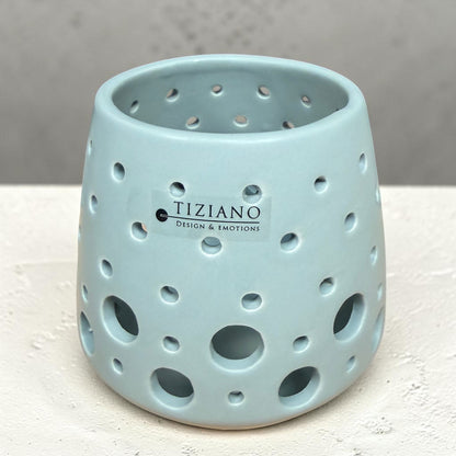Großes Tiziano Teelicht Rodano in Laguna Blau mit unterschiedlich großen runden Aussparungen vor grauem Hintergrund