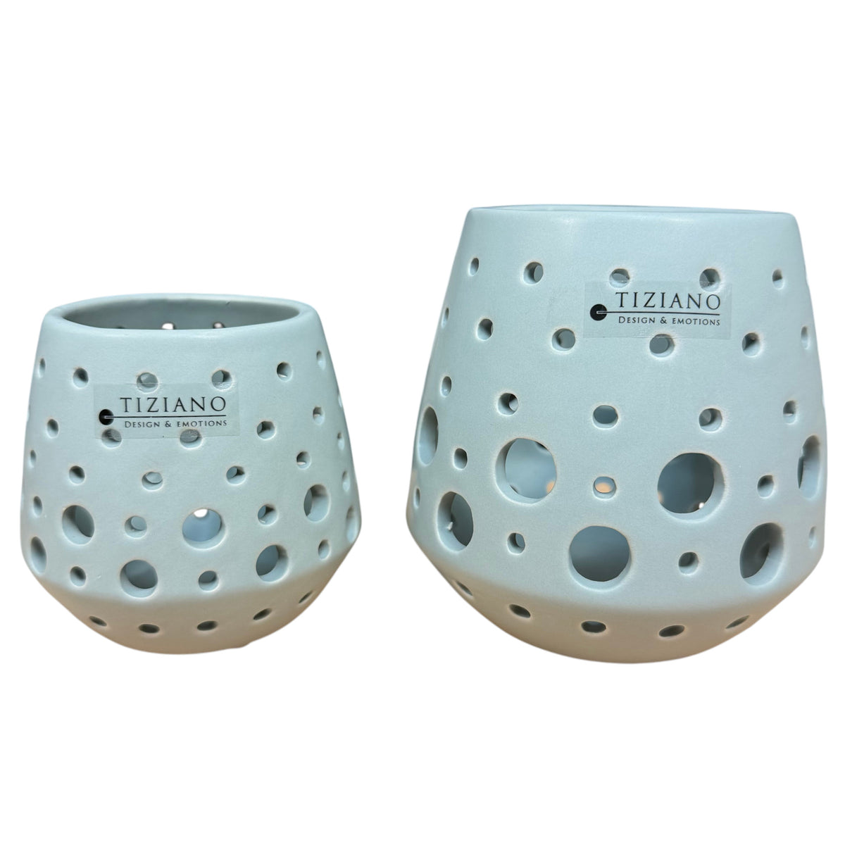 Tiziano Teelicht Rodano in Laguna Blau mit rundem Lochmuster in zwei verschiedenen Größen auf weißem Hintergrund.