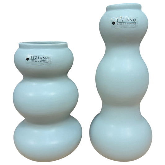 Tiziano Vasen in Laguna Blau mit abgerundeter Form in zwei verschiedenen Größen auf weißem Hintergrund.