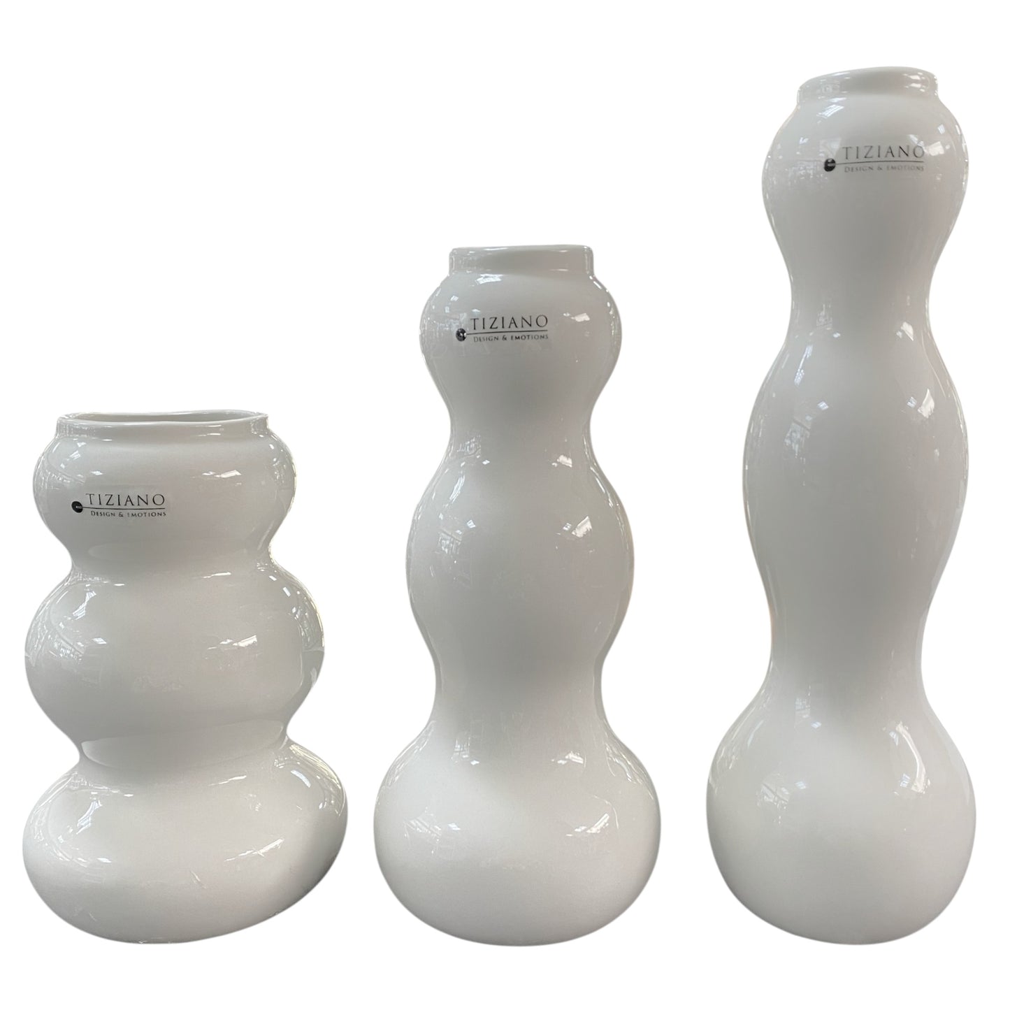 Set von drei glänzenden creme-weißen Keramikvasen in geschwungener Form mit Tiziano Logo und in unterschiedlichen Höhen 16,5 cm, 21,5 cm und 26,5 cm