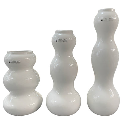 Set von drei glänzenden creme-weißen Keramikvasen in geschwungener Form mit Tiziano Logo und in unterschiedlichen Höhen 16,5 cm, 21,5 cm und 26,5 cm