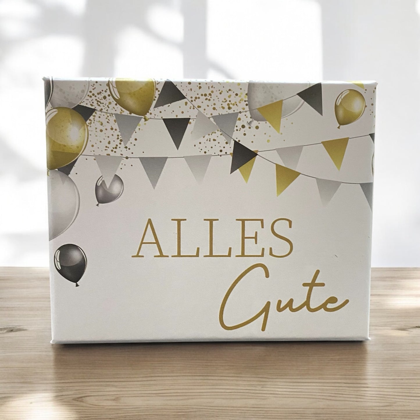 Musikbox für Geldgeschenk mit „Alles Gute“ im Ambiente platziert 