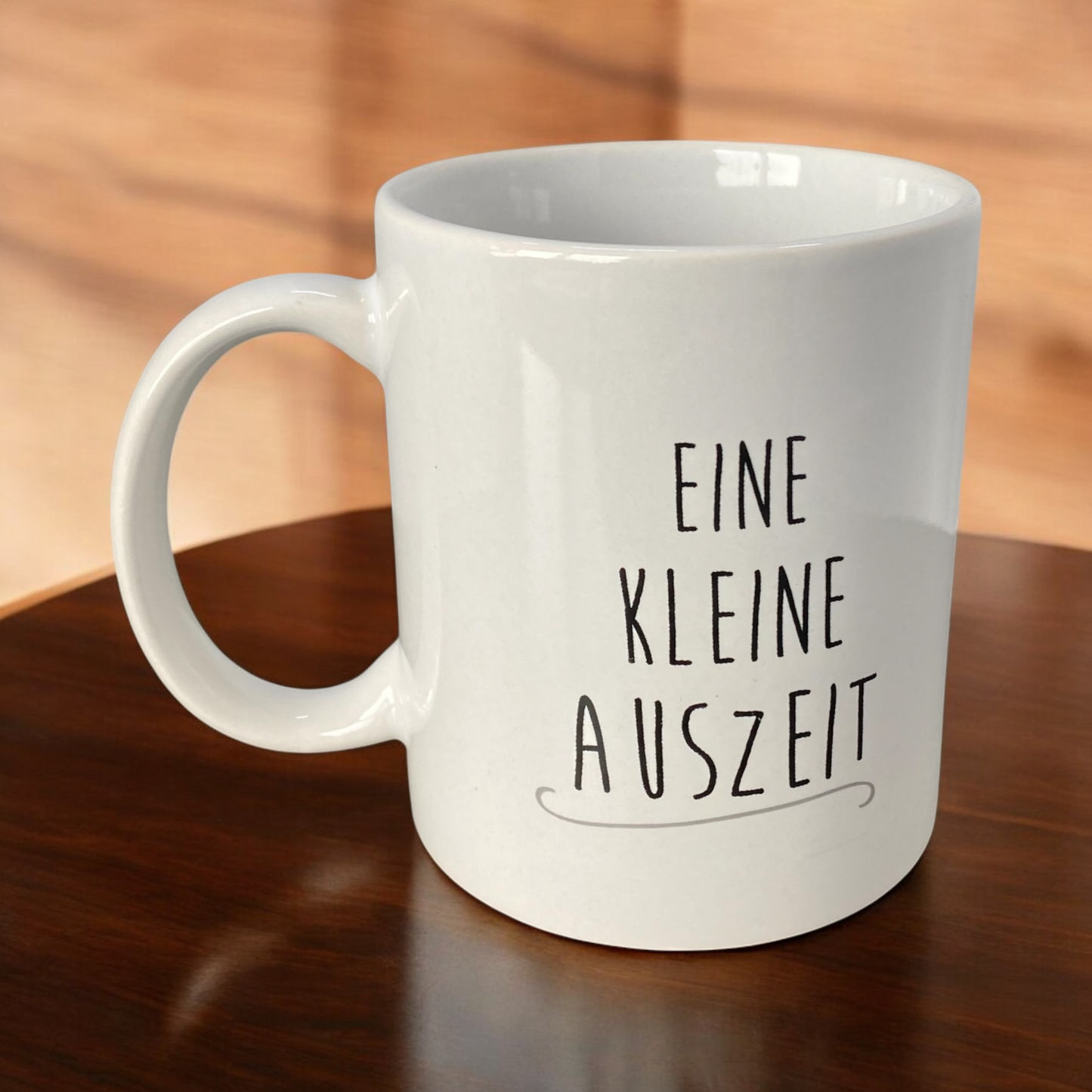 Kaffeetasse "Eine kleine Auszeit" im Ambiente platziert