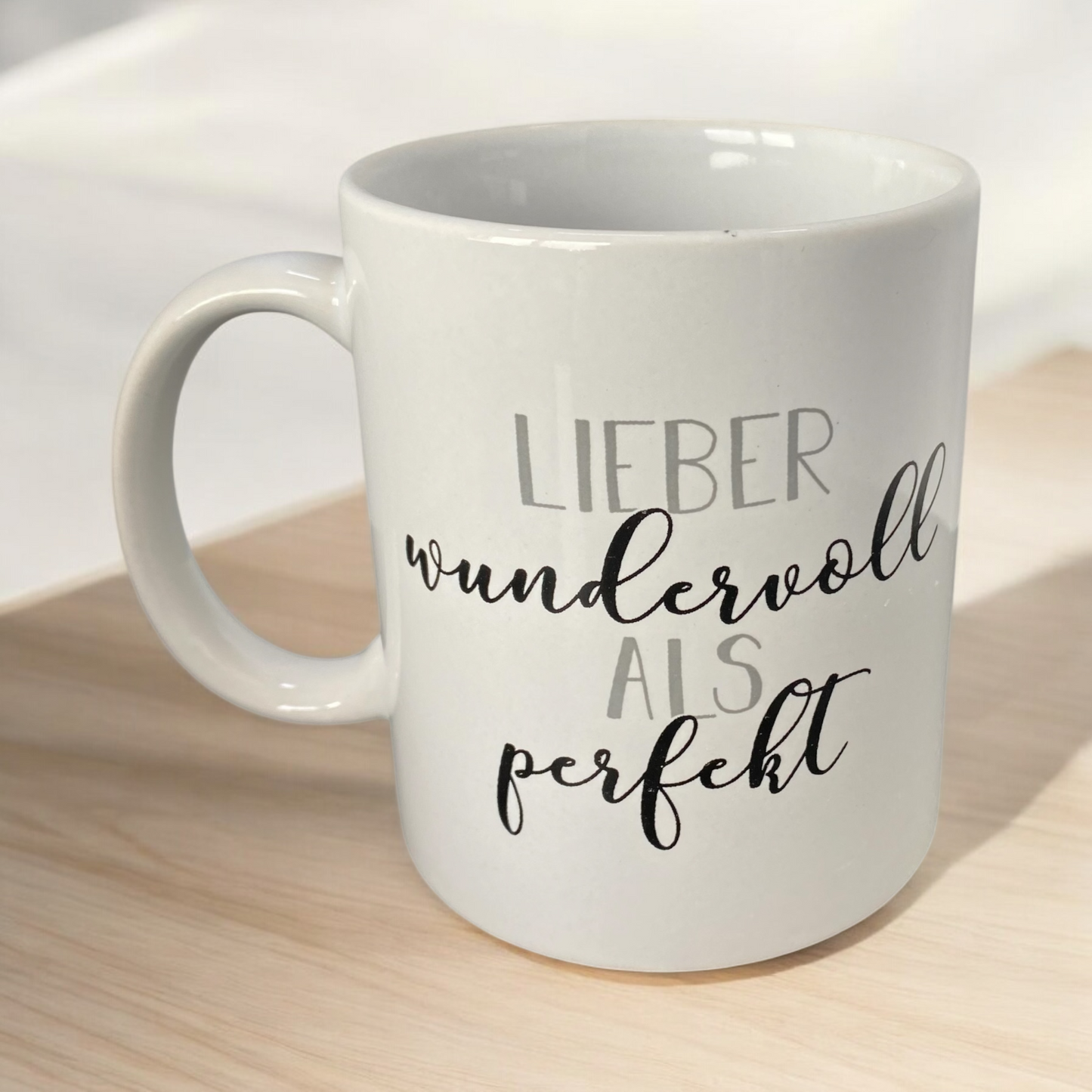 Kaffeetasse "Lieber wundervoll als perfekt" im Ambiente platziert