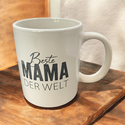 Kaffeetasse mit dem Spruch "Beste Mama der Welt" im Ambiente platziert