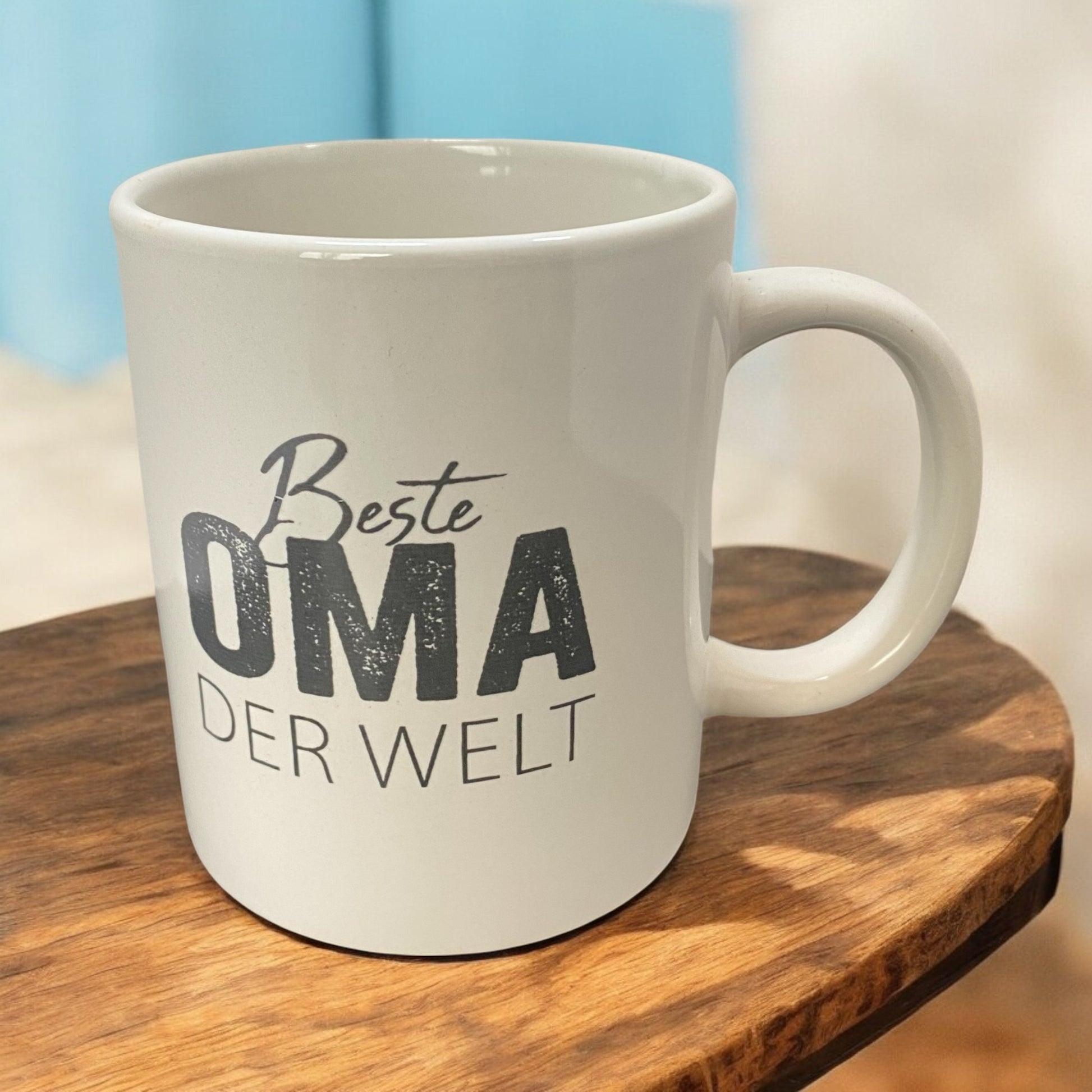 Kaffeetasse "Beste Oma der Welt" im Ambiente platziert