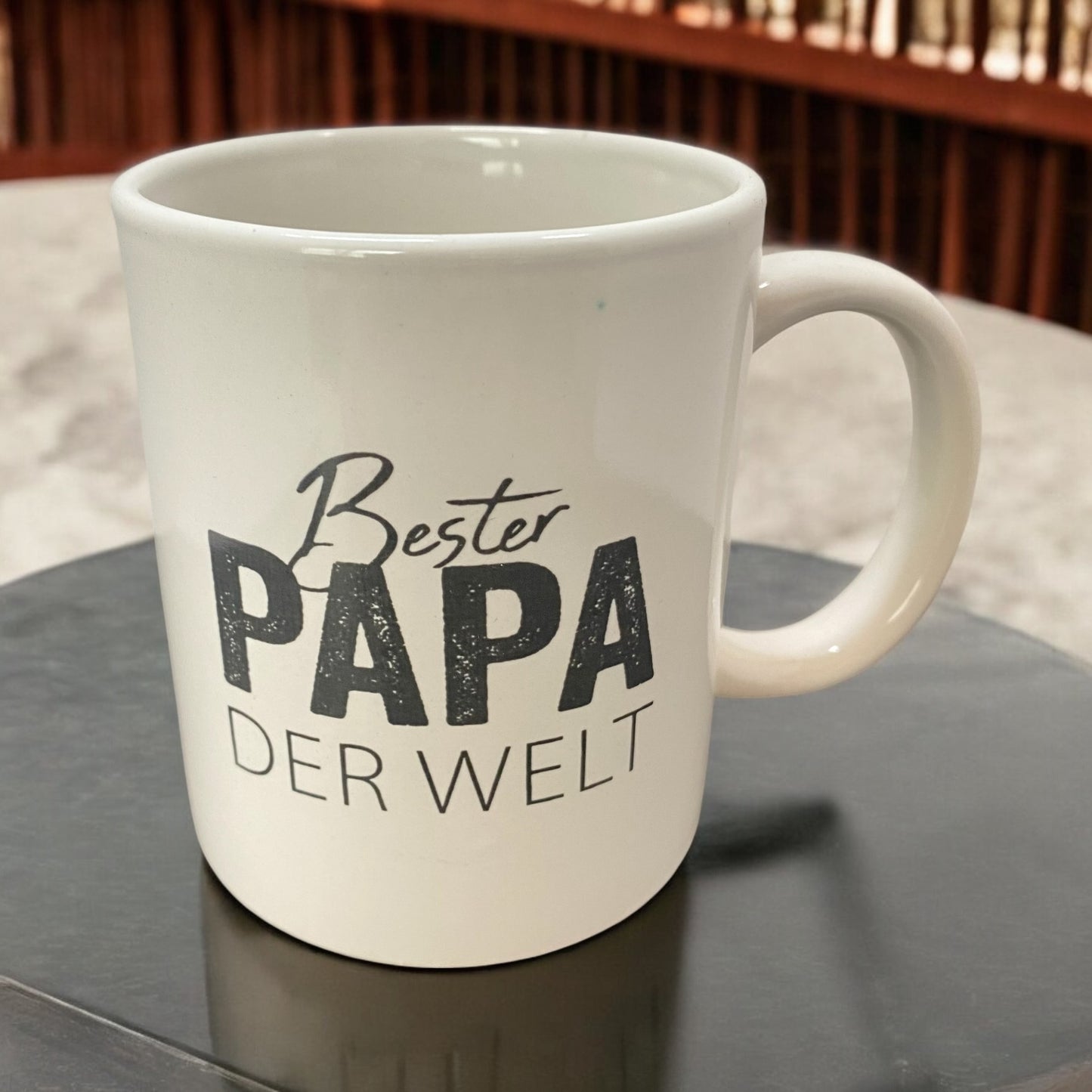 Kaffeetasse "Bester Papa der Welt" im Ambiente platziert